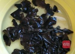 清洗黑木耳的做法图解3