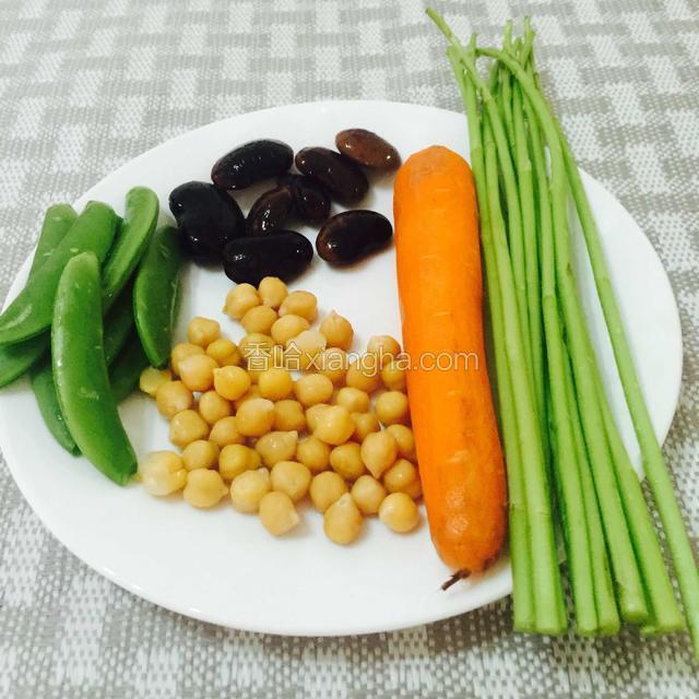 材料如图
花芸豆，鹰嘴豆，甜豆，水果胡萝卜，泥蒿。