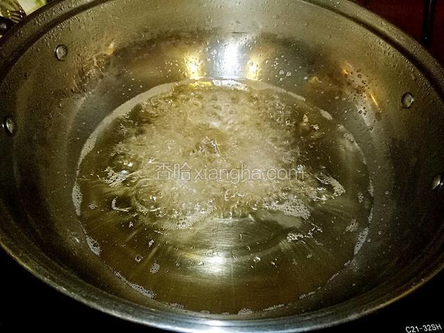 把水烧开，放进白糖煮溶。