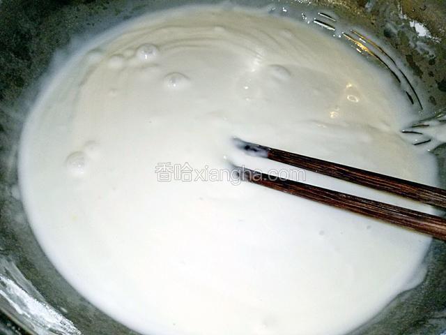 用筷子搅拌成糊状。