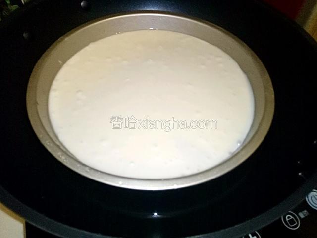 蒸盘内抹一层油，倒进糯米糊，水烧开后下锅蒸30分钟左右。