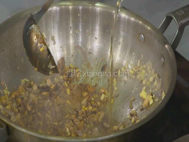 倒入料酒，少量白糖，婺源桂花酒