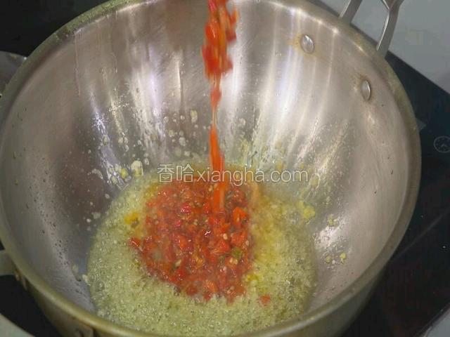 加入剁辣椒酱，炒出香味