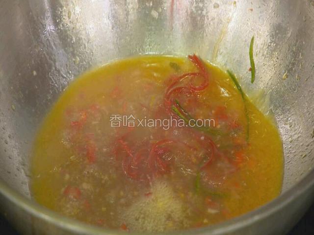 煮开后1-2分钟捞出剁椒粒，放入新鲜的辣椒丝，倒入水淀粉，勾芡