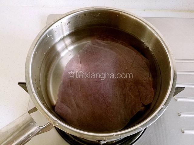 把猪肝放入锅中，再倒入一些水，水要漫过猪肝。