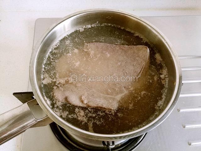开大火，将水煮沸后，撇去浮沫。