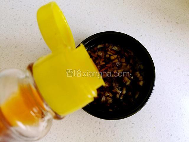 将蒜蓉，醋，生抽，芝麻油混合，再加少许辣椒油，搅拌均匀。