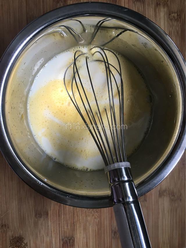 接着倒入牛奶。
