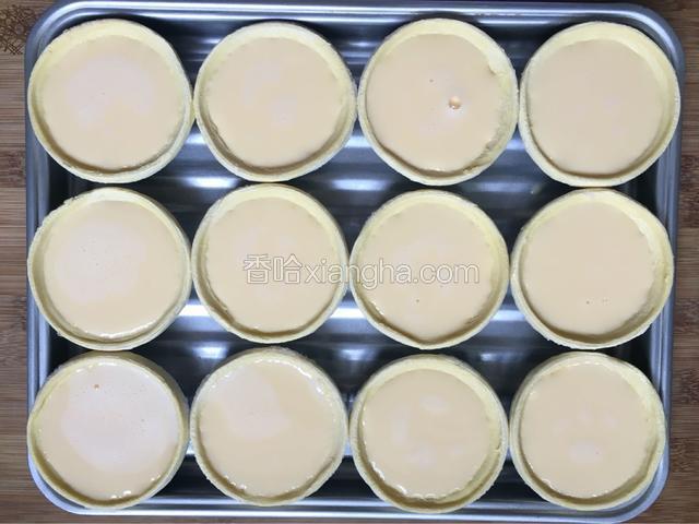 均匀倒入蛋挞皮里。