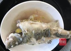 川味泡菜清蒸鲈鱼的做法图解5