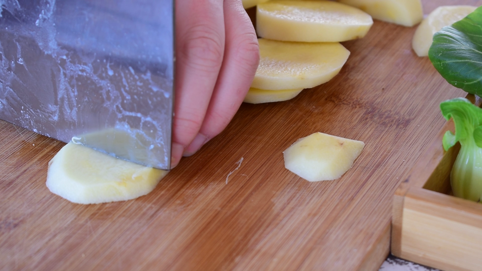 土豆切片放在凉水里过一遍