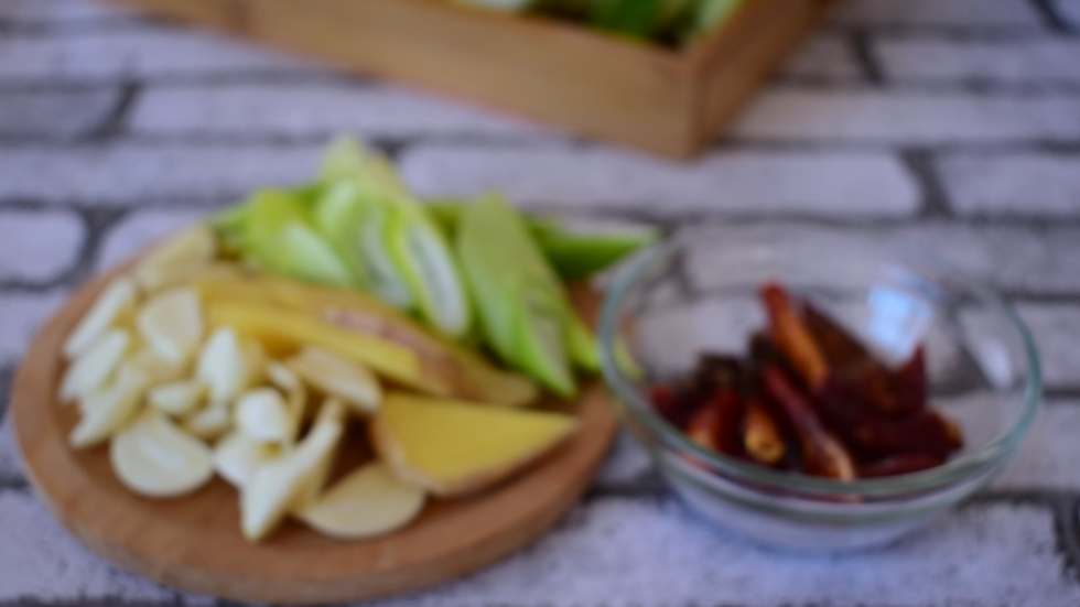 准备好葱姜蒜，干辣椒，花椒粒