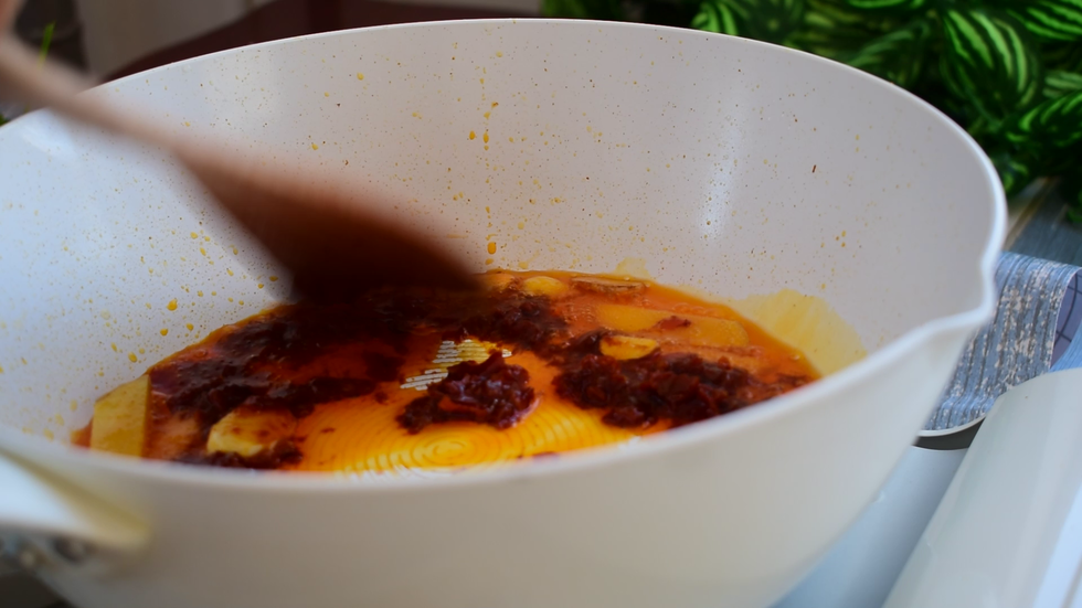 炒出红油，加入干辣椒和花椒粒