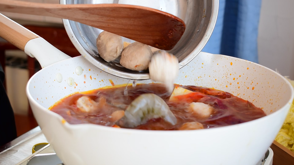 加入丸子、虾、金针菇、干豆腐