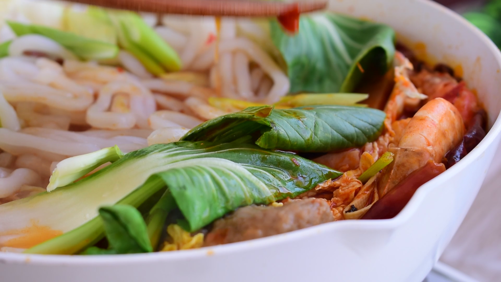 用铲子把食材按进水里