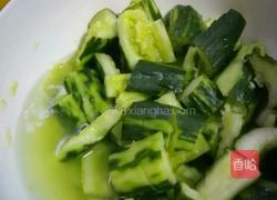 凉拌皮蛋拍黄瓜的做法图解2