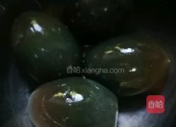 凉拌皮蛋拍黄瓜的做法图解3