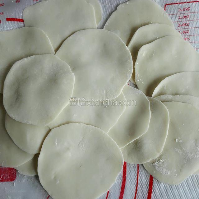 擀好饺子皮