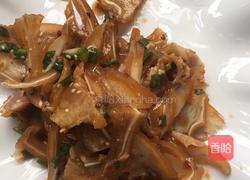 猪耳炒蒜心的做法图解1