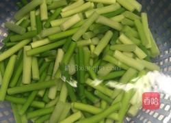 猪耳炒蒜心的做法图解5