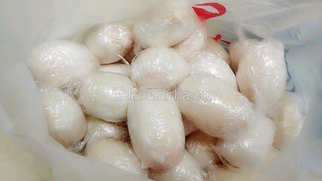 把所有的鸭蛋放在一个袋子里。