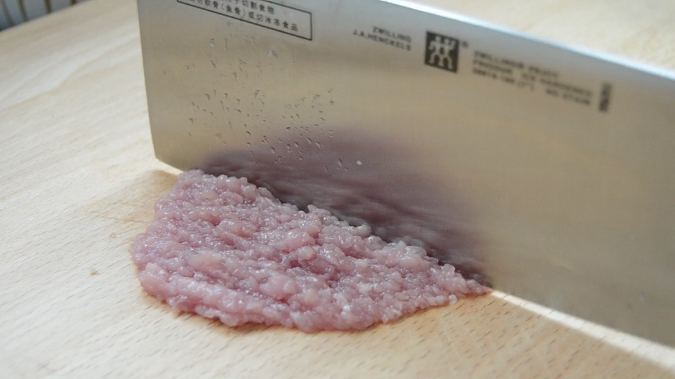 瘦肉洗净剁成肉糜