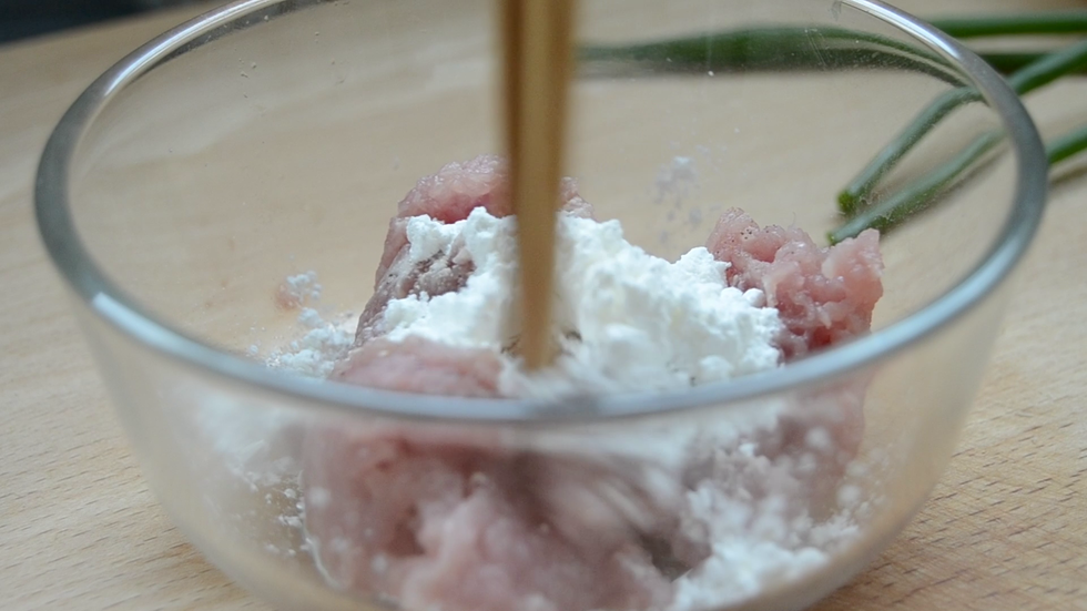 用筷子朝一个方向搅肉上劲