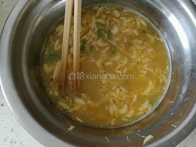 加入适量纯净水，加入葱花，均匀打散。