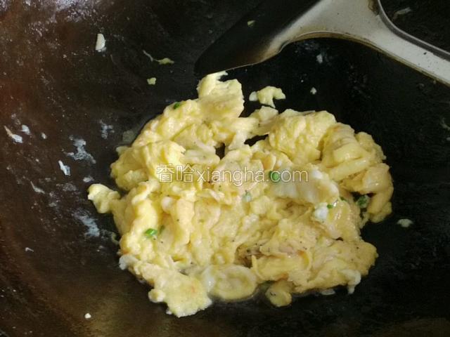 热油下锅煸炒鸡蛋。