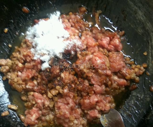 放入适量盐和酱油、生抽。翻拌均匀。