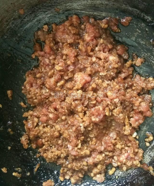 放入猪肉糜，翻拌均匀。