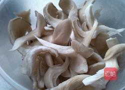 黄辣丁平菇豆腐汤的做法图解3