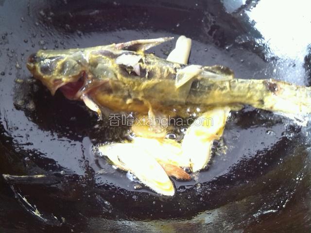 放鱼两面煎一下
