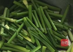 蒜苔炒猪颈肉的做法图解2