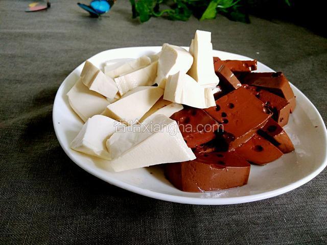 豆腐，猪血洗净切块