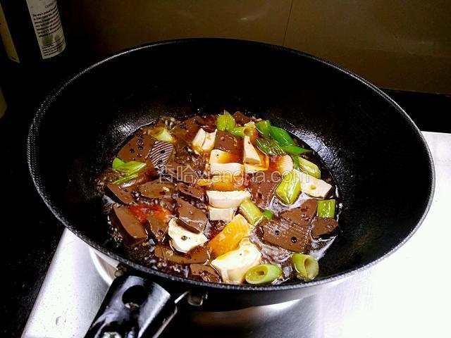 大火煮沸腾，再中火煮五分钟