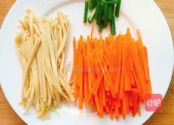 胡萝卜炒千张的做法图解2