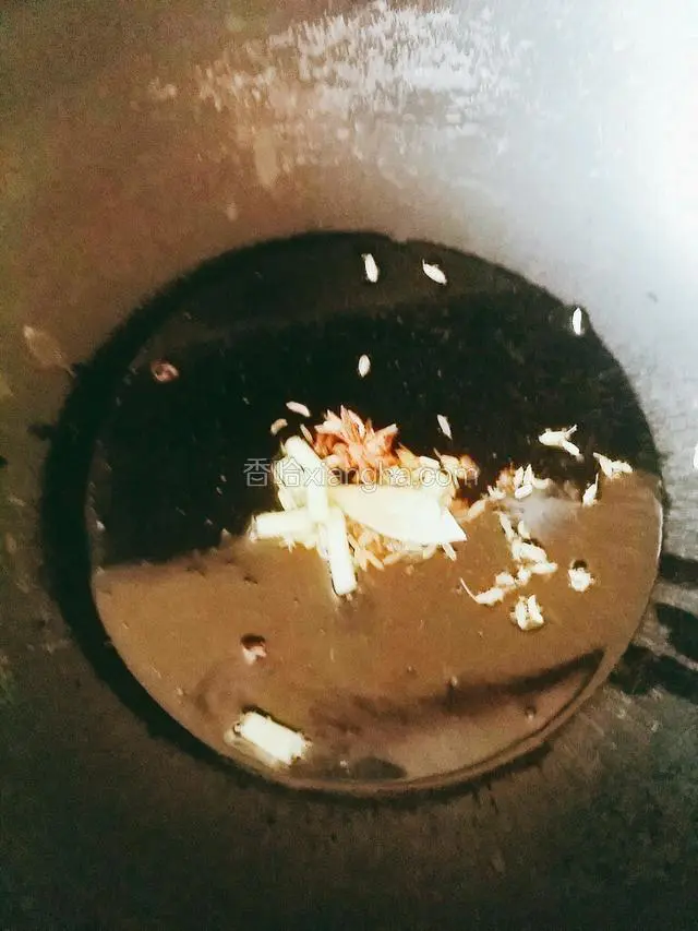 热锅坐油，油两成热，放入所有配料炒香