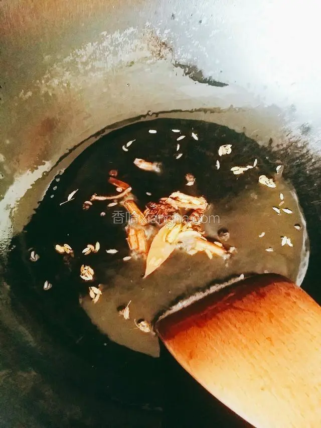 直到配料炒焦黄后，打出丢掉