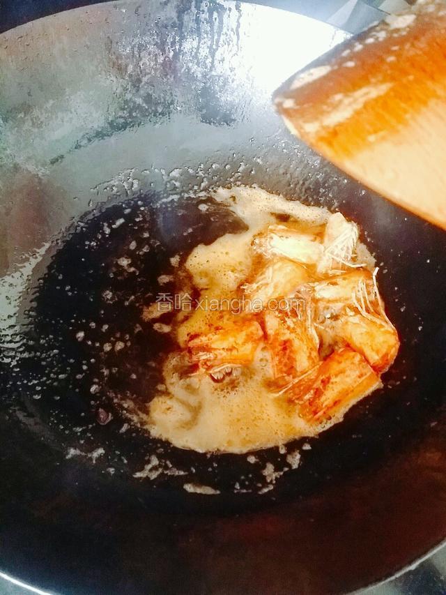 炒至油变为深红色，虾头也变得干瘪，关火打出虾头丢掉，虾油要避光保存，尽快使用