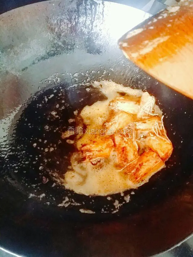 炒至油变为深红色，虾头也变得干瘪，关火打出虾头丢掉，虾油要避光保存，尽快使用