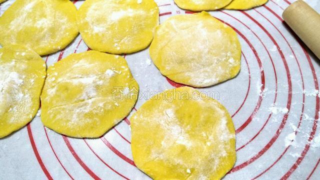 切成均匀的面剂子，再擀成中间厚边沿薄的面皮