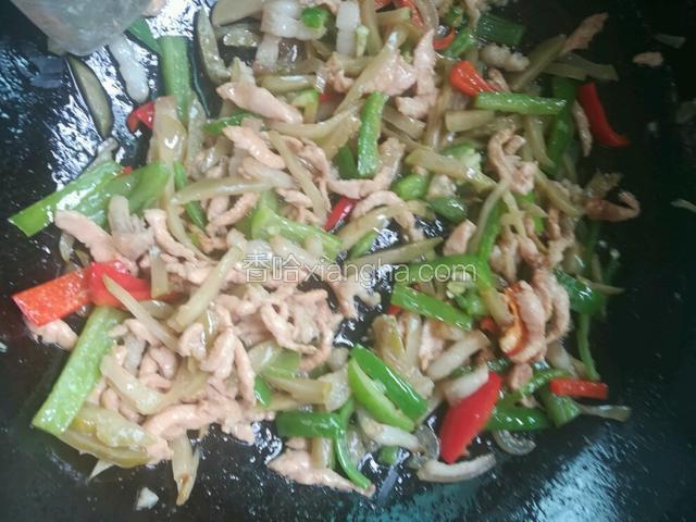 所有食材一起翻炒，撒一点点鸡精，淋一点生抽，炒匀即可。