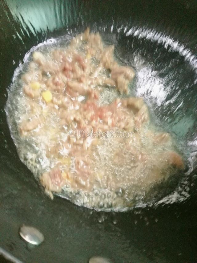 放入牛肉爆炒，放入蒜末爆香。