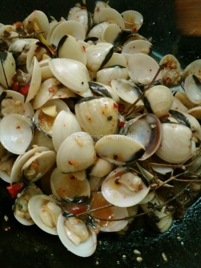 添加适量辣椒粉（我是重口味）
放入盐和鸡精调味
