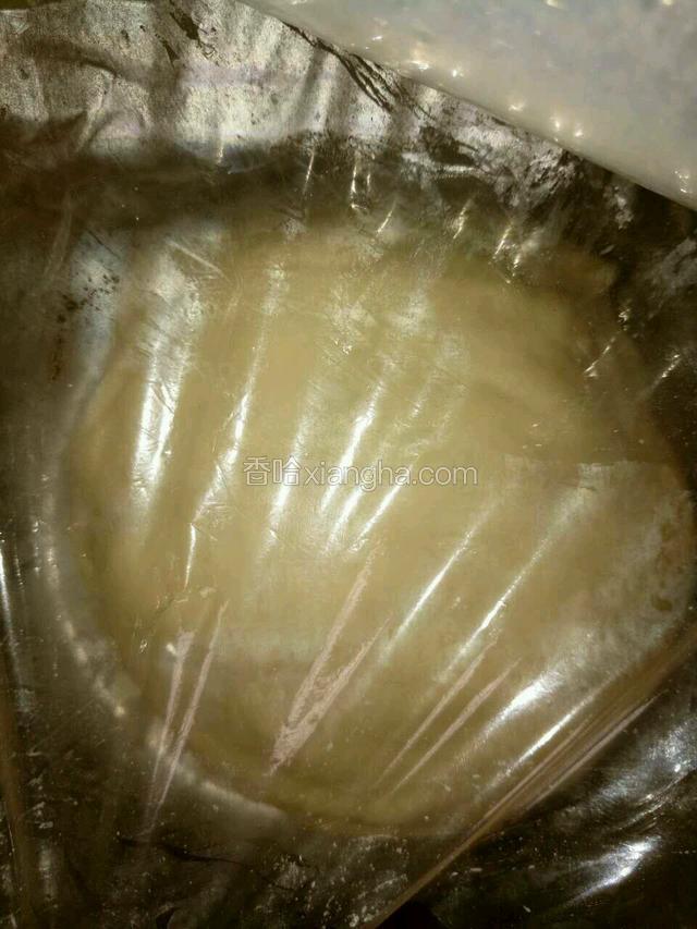 盖上保鲜膜，放在温度高的地方发酵至两倍大