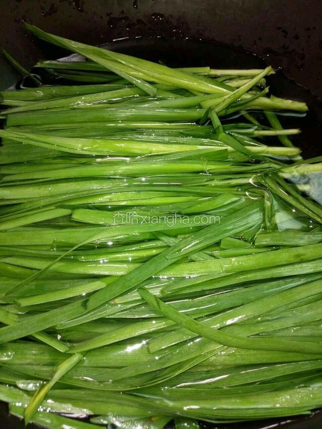准备陷料
将韭菜洗干净