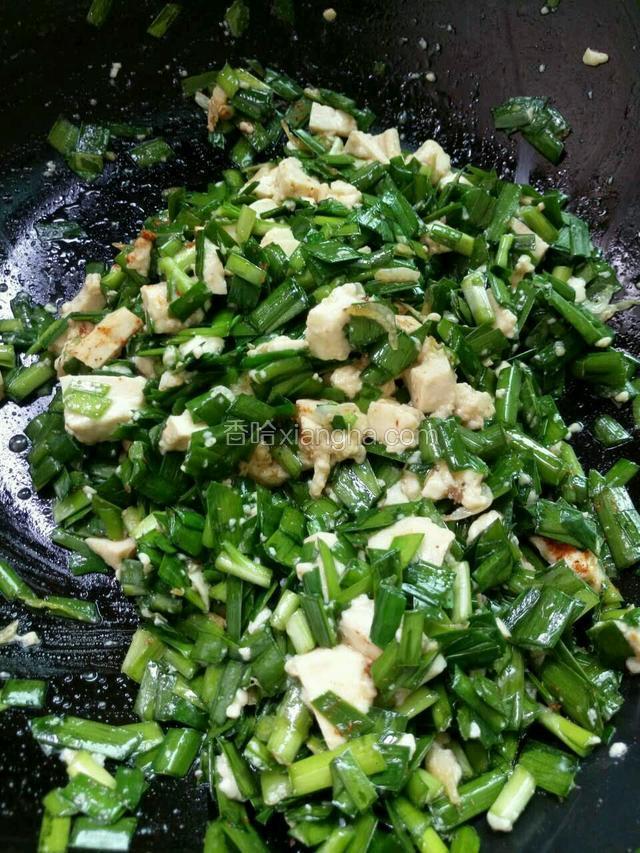 锅里热油，将虾皮翻炒后即可拌入韭菜和豆腐
添加适量盐、胡椒粉、鸡精调味（也可以放入适量辣椒粉）