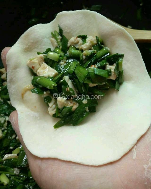 将发酵好的面团，切小再搓薄，放入陷料