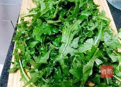 蒲公英炒鸡蛋的做法图解1